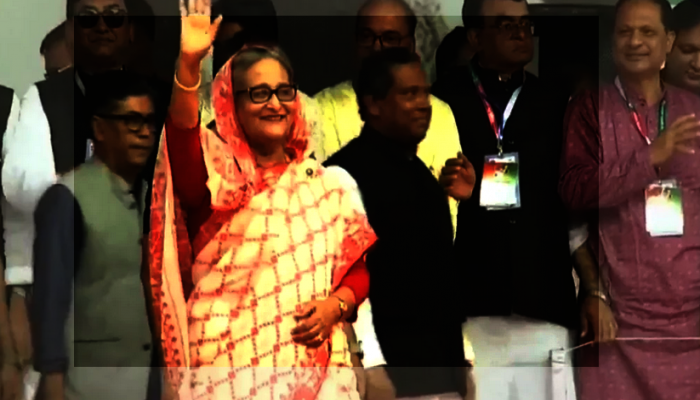 জনসভার মঞ্চে উপস্থিত প্রধানমন্ত্রী শেখ হাসিনা।