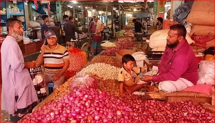 পেঁয়াজের দাম আজ শনিবার (৯ ডিসেম্বর)  ২২০ টাকা