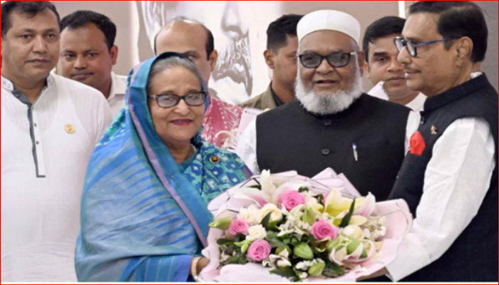 প্রধানমন্ত্রী শেখ হাসিনা  আজ দেশে ফিরেছেন।