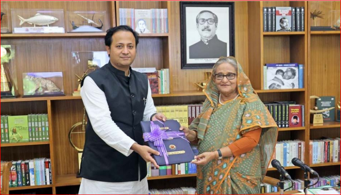 প্রধানমন্ত্রীর কাছে ফলের অনুলিপি হস্তান্তর করেন শিক্ষামন্ত্রী ,