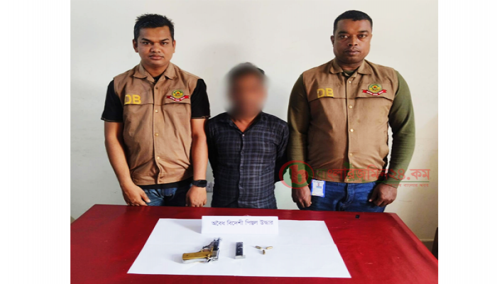 সিএনজির সিটের নিচে লুকানো বিদেশি পিস্তল! চট্টগ্রামে আটক আলমগীর