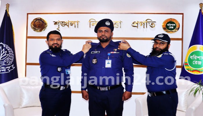 পিরোজপুরে পদোন্নতিপ্রাপ্ত পুলিশ সদস্যদের র‌্যাঙ্ক ব্যাজ পরালেন পুলিশ সুপার