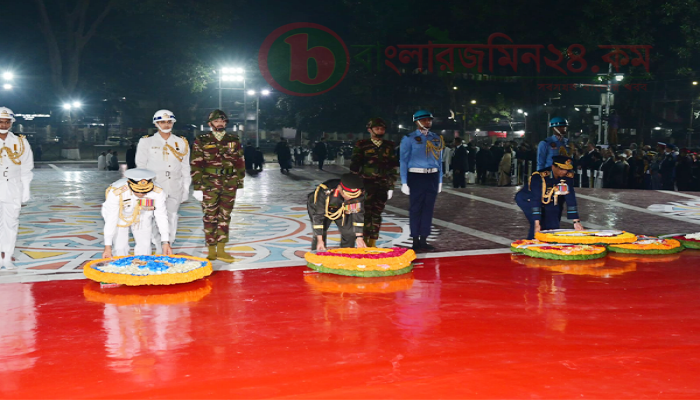 কেন্দ্রীয় শহিদ মিনারে সেনাপ্রধানের শ্রদ্ধাঞ্জলি, ভাষা শহিদদের স্মরণে পুষ্পস্তবক অর্পণ